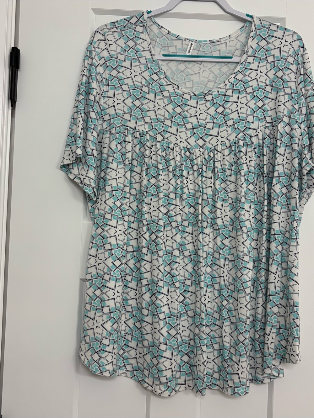Amazon Women's White and Teal Geometric Short Sleeve Tunic